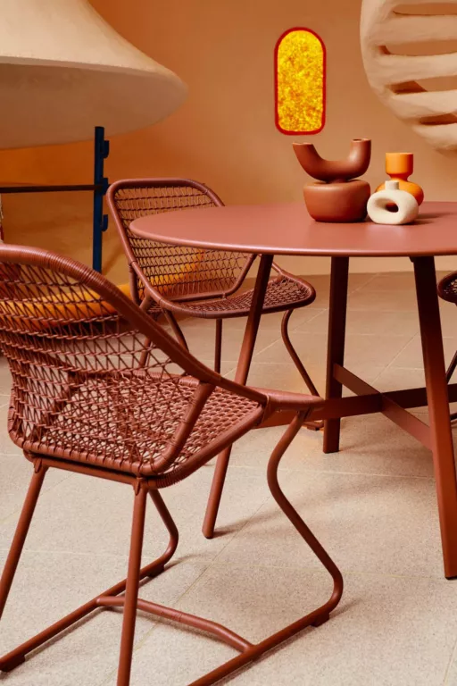 chaises et table salle à manger extérieure