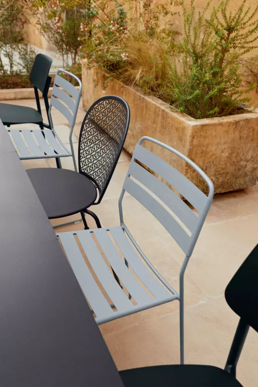 chaises et tables de décoration extérieure