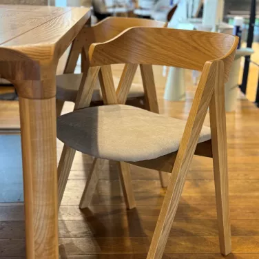 Chaise de salle à manger.png